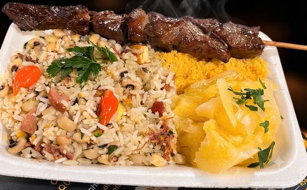 Jantinha de baião de dois com mandioca cozida, vinagrete e espeto tradicional